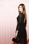Изабели Фонтана. Sensorama. Презентация Roger Vivier — Paris Fashion Week (Women) FW20/21 (наряды и образы: чёрное коктейльное платье, чёрная сумка)