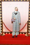 Элиза Налин. Sensorama. Презентация Roger Vivier — Paris Fashion Week (Women) FW20/21 (наряды и образы: серое клетчатое пальто, блонд (цвет волос), голубой брючный костюм)
