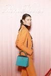 Енджі Ландабуру. Sensorama. Презентація Roger Vivier — Paris Fashion Week (Women) FW20/21 (наряди й образи: бірюзова сумка, помаранчевий брючний костюм)