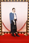 Mojeh Izadpanah. Sensorama. Презентация Roger Vivier — Paris Fashion Week (Women) FW20/21 (наряды и образы: голубая джинсовая куртка, чёрная юбка, чёрная сумка)
