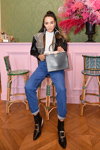 Tamara Kalinic. Sensorama. Презентация Roger Vivier — Paris Fashion Week (Women) FW20/21 (наряды и образы: синие джинсы, чёрная сумка)