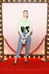 Kate Tik. Sensorama. Präsentation von Roger Vivier — Paris Fashion Week (Women) FW20/21 (Looks: himmelblaue Jeans, schwarze Pumps mit Tupfen)