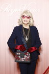 Аманда Лир. Sensorama. Презентация Roger Vivier — Paris Fashion Week (Women) FW20/21 (наряды и образы: блонд (цвет волос), синий брючный костюм, бордовые перчатки, чёрный топ)