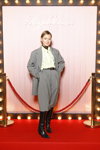 Anna Borisovna. Sensorama. Prezentacja Roger Vivier — Paris Fashion Week (Women) FW20/21 (ubrania i obraz: kozaki czarne, bluzka biała, rzemień czarny, spodnium szare)