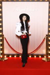 Lara Laquiz. Sensorama. Презентация Roger Vivier — Paris Fashion Week (Women) FW20/21 (наряды и образы: чёрные брюки, белая блуза, красная сумка)