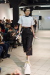 Street Fashion Show 2020 (looks: top blanco, pantalón negro)