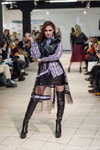 Street Fashion Show 2020 в Санкт-Петербурге (наряды и образы: чёрные сапоги-чулки, чёрные колготки в сетку, чёрная юбка мини)