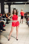 Street Fashion Show 2020 (ubrania i obraz: krótki top czerwony, szorty czerwone, półbuty czarne)