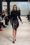 Street Fashion Show 2020 (ubrania i obraz: pulower czarny, spódnica czarna, półbuty czarne)