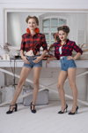 Sesja zdjęciowa. Desperate Housewives (ubrania i obraz: bluzka w kratę czerwona, jeansowe szorty błękitne, półbuty czarne)