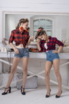 Sesja zdjęciowa. Desperate Housewives (ubrania i obraz: bluzka w kratę czerwona, jeansowe szorty błękitne, półbuty czarne)