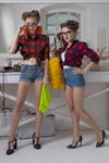 Fotoshooting. Desperate Housewives (Looks: rote karierte Bluse, himmelblaue Jeans-Shorts, schwarze Pumps)