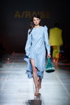 Jane Styskun. Pokaz A/RAISE — Ukrainian Fashion Week FW20/21 (ubrania i obraz: suknia koktajlowa błękitna)