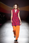 Pokaz BENDUS — Ukrainian Fashion Week FW20/21 (ubrania i obraz: kamizelka w szkocką kratę czerwona, spodnie pomarańczowe, półbuty czarne)