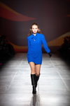 Desfile de BENDUS — Ukrainian Fashion Week FW20/21 (looks: vestido azul corto, botas negras, guantes de piel negros)