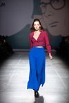 Desfile de BENDUS — Ukrainian Fashion Week FW20/21 (looks: pantalón azul, americana de tartán roja)