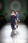 Alina Peretiatko. Pokaz BENDUS — Ukrainian Fashion Week FW20/21 (ubrania i obraz: suknia wieczorowa niebieska)