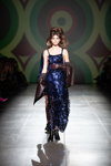 Alina Peretiatko. Desfile de BENDUS — Ukrainian Fashion Week FW20/21 (looks: vestido de noche azul)