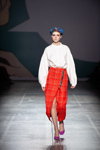 Pokaz BENDUS — Ukrainian Fashion Week FW20/21 (ubrania i obraz: beret w szkocką kratę wielokolorowy, bluzka biała, , półbuty w kolorze fuksji)