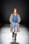 Modenschau von KSENIASCHNAIDER — Ukrainian Fashion Week FW20/21 (Looks: himmelblaue Jeans-Shorts, grauer Mantel)