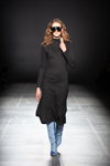Modenschau von KSENIASCHNAIDER — Ukrainian Fashion Week FW20/21 (Looks: schwarzes Kleid, Sonnenbrille)
