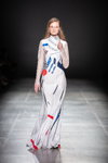 Modenschau von KSENIASCHNAIDER — Ukrainian Fashion Week FW20/21 (Looks: weißes Kleid mit Slogan)