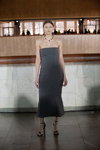 Modenschau von LAKE studio — Ukrainian Fashion Week FW20/21 (Looks: schwarze Sandaletten, graues Midi Kleid)