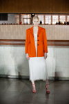 Pokaz LAKE studio — Ukrainian Fashion Week FW20/21 (ubrania i obraz: żakiet pomarańczowy, sukienka midi biała, sandały czerwone)
