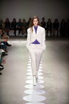 Desfile de THEO — Ukrainian Fashion Week FW20/21 (looks: traje de pantalón blanco, top violeta)