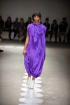 Modenschau von THEO — Ukrainian Fashion Week FW20/21 (Looks: violettes Kleid)