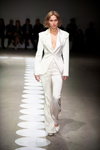 Desfile de THEO — Ukrainian Fashion Week FW20/21 (looks: traje de pantalón blanco)