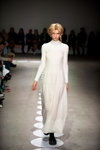 Desfile de THEO — Ukrainian Fashion Week FW20/21 (looks: vestido blanco)