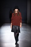 Pokaz Annette Görtz — Ukrainian Fashion Week NoSS (ubrania i obraz: pulower brązowy, spódnica plisowan czarna, rajstopy czarne, kozaki czarne, kapelusz czarny)