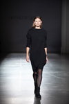 Pokaz Annette Görtz — Ukrainian Fashion Week NoSS (ubrania i obraz: sukienka czarna, rajstopy czarne, botki czarne)