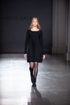 Pokaz Annette Görtz — Ukrainian Fashion Week NoSS (ubrania i obraz: sukienka czarna, rajstopy czarne)