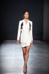 Modenschau von ARUTIUNOVA — Ukrainian Fashion Week NoSS (Looks: weißer Damen Anzug (Blazer, Rock))