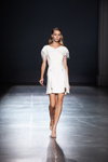 Mariya Melnyk. Modenschau von ARUTIUNOVA — Ukrainian Fashion Week NoSS (Looks: weißes Mini Kleid, weiße Sandaletten)