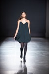 Modenschau von ARUTIUNOVA — Ukrainian Fashion Week NoSS (Looks: schwarzes Kleid, schwarze Strumpfhose mit Tupfen, schwarze Sandaletten)
