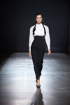 Показ ARUTIUNOVA — Ukrainian Fashion Week NoSS (наряды и образы: белая блуза, чёрные брюки с завышенной талией, чёрные босоножки)