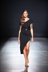 Pokaz ARUTIUNOVA — Ukrainian Fashion Week NoSS (ubrania i obraz: sukienka czarna)
