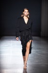 Mariya Melnyk. Modenschau von ARUTIUNOVA — Ukrainian Fashion Week NoSS (Looks: schwarzer Blazer, schwarzer Rock)