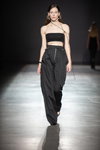 Pokaz Elena Burenina — Ukrainian Fashion Week NoSS (ubrania i obraz: spodnie czarne, biustonosz opaska czarny)