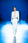 Jane Styskun. Desfile de FROLOV — Ukrainian Fashion Week NoSS (looks: traje de pantalón blanco, guantes negros transparentes)