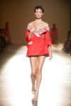 Natalija Gocyj. Pokaz FROLOV — Ukrainian Fashion Week NoSS (ubrania i obraz: sukienka żakiet czerwona)