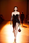Jane Styskun. Modenschau von FROLOV — Ukrainian Fashion Week NoSS (Looks: schwarzes Cocktailkleid, schwarze Handtasche, schwarze transparente Lange Handschuhe)