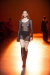 Modenschau von FROLOV — Ukrainian Fashion Week NoSS (Looks: schwarzer transparenter Pullover, schwarze Stiefel)