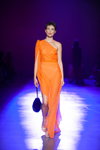 Nataliya Gotsiy. Desfile de FROLOV — Ukrainian Fashion Week NoSS (looks: vestido de noche naranja)