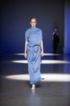 Desfile de JULIYA KROS — Ukrainian Fashion Week NoSS (looks: vestido azul claro)