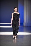 Pokaz JULIYA KROS — Ukrainian Fashion Week NoSS (ubrania i obraz: suknia wieczorowa czarna, sandały czarne)