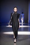 Pokaz JULIYA KROS — Ukrainian Fashion Week NoSS (ubrania i obraz: suknia wieczorowa czarna, półbuty czarne)